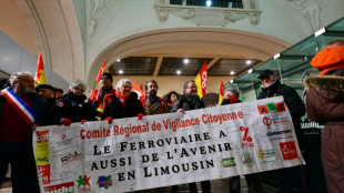 Manifestation en gare de Limoges contre la d&eacute;gradation de la ligne SNCF reliant Paris
