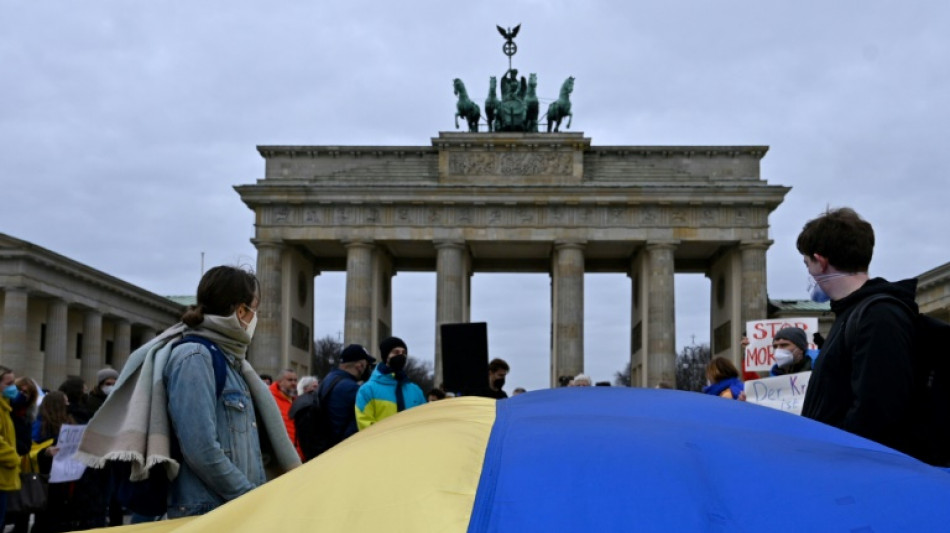 Brandenburger Tor wird am Montagabend in Ukraine-Farben angesstrahlt