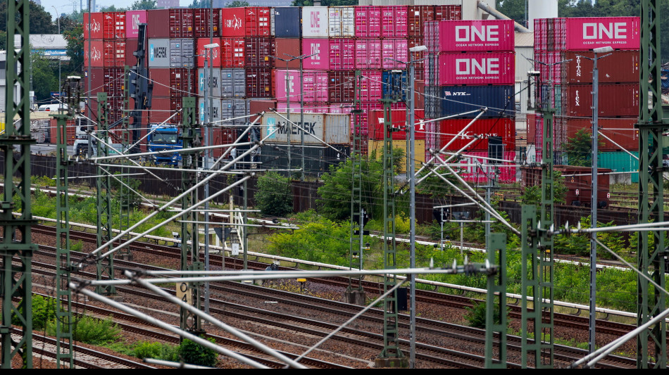 Trump, 'con l'Ue stiamo discutendo, penso che andr&agrave; bene'