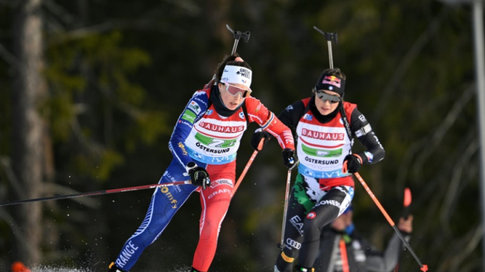 Biathlon: les Bleues enl&egrave;vent le globe du relais, une premi&egrave;re depuis 11 ans