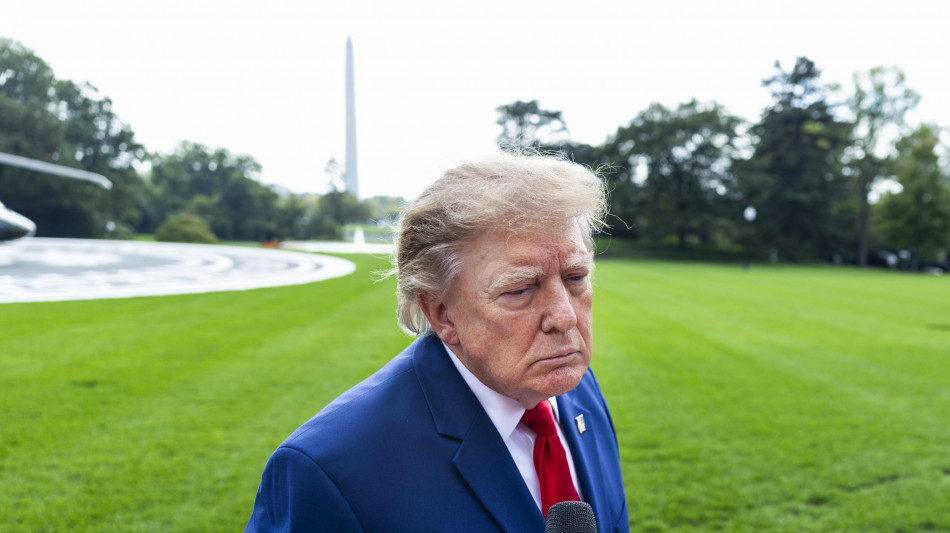 Trump, 'Francia in fiamme, chiuda le frontiere prima che sia troppo tardi'