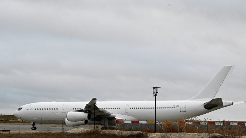 Avi&atilde;o com passageiros da &Iacute;ndia retido na Fran&ccedil;a decola rumo a Mumbai