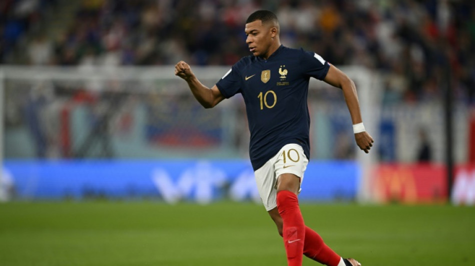 Mondial - Avant France-Pologne: Mbapp&eacute; bien entour&eacute;, Lewandowski esseul&eacute;