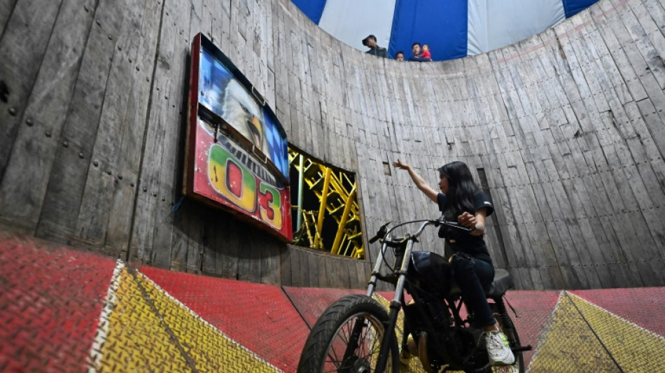 En Indon&eacute;sie, "la princesse du mur de la mort" d&eacute;fie la gravit&eacute; et les pr&eacute;jug&eacute;s