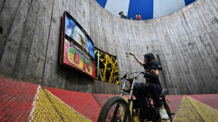 En Indon&eacute;sie, "la princesse du mur de la mort" d&eacute;fie la gravit&eacute; et les pr&eacute;jug&eacute;s