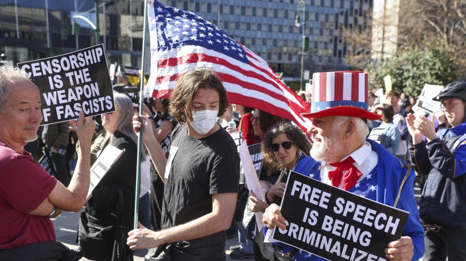 Trump insiste, vogliamo i nomi degli stranieri ad Harvard