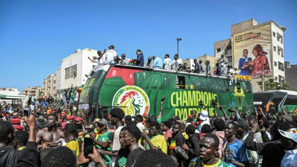 Jogadores de Senegal s&atilde;o recebidos com festa ap&oacute;s conquista da Copa Africana