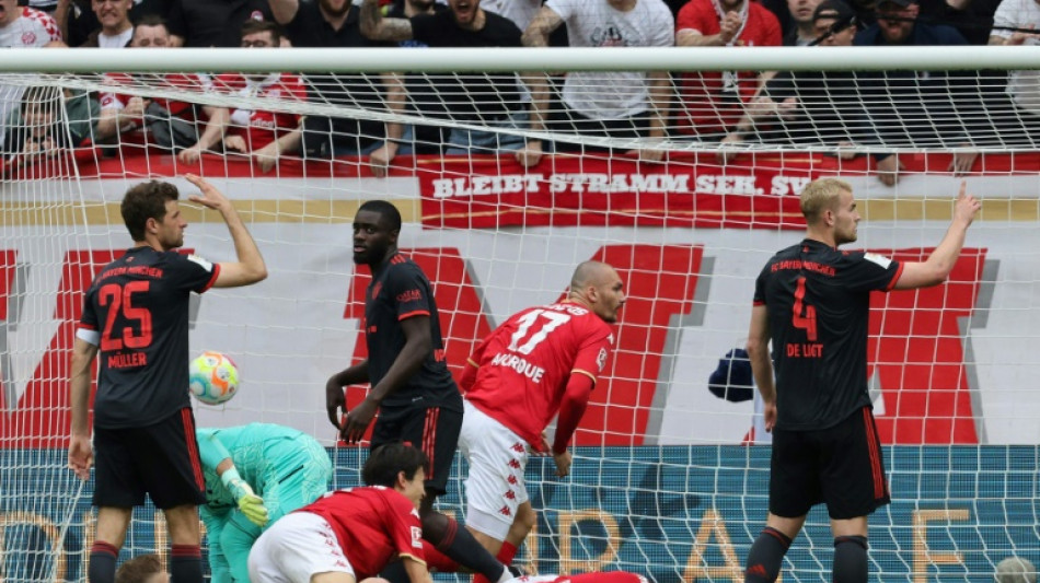 Bayern open door for Dortmund after Mainz 'knockout'