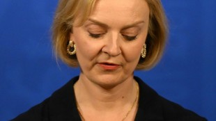 Reino Unido anuncia un cambio de rumbo econ&oacute;mico pero la primera ministra sigue en la cuerda floja