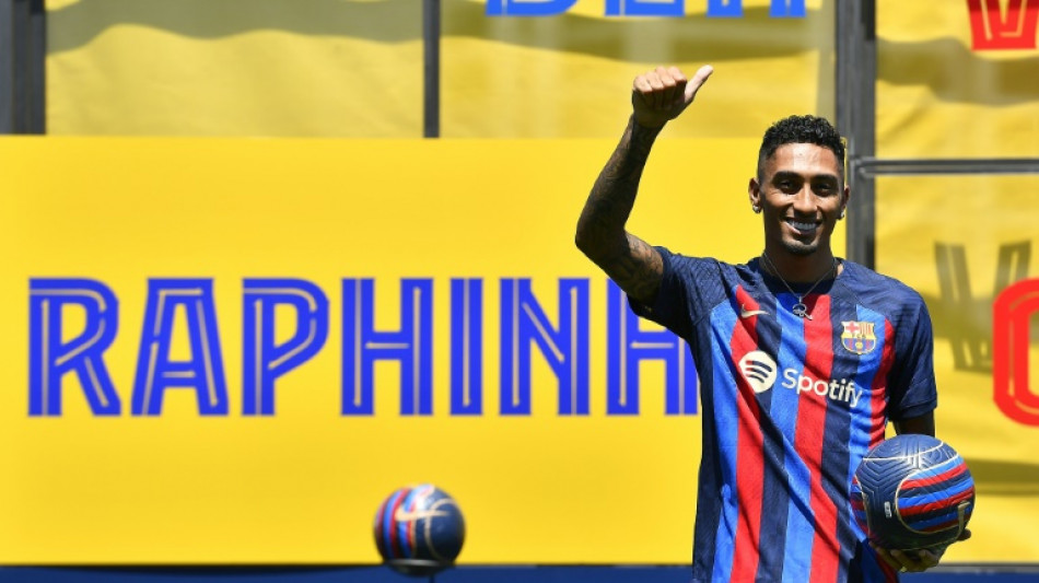 Foot: Raphinha r&eacute;alise un "r&ecirc;ve d'enfant" en signant au FC Barcelone 