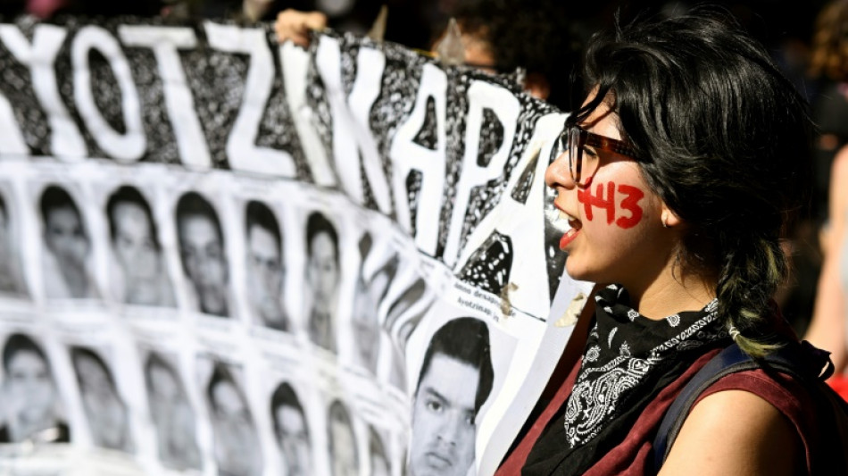 El reclamo de justicia marca el aniversario de la desaparici&oacute;n de 43 estudiantes en M&eacute;xico