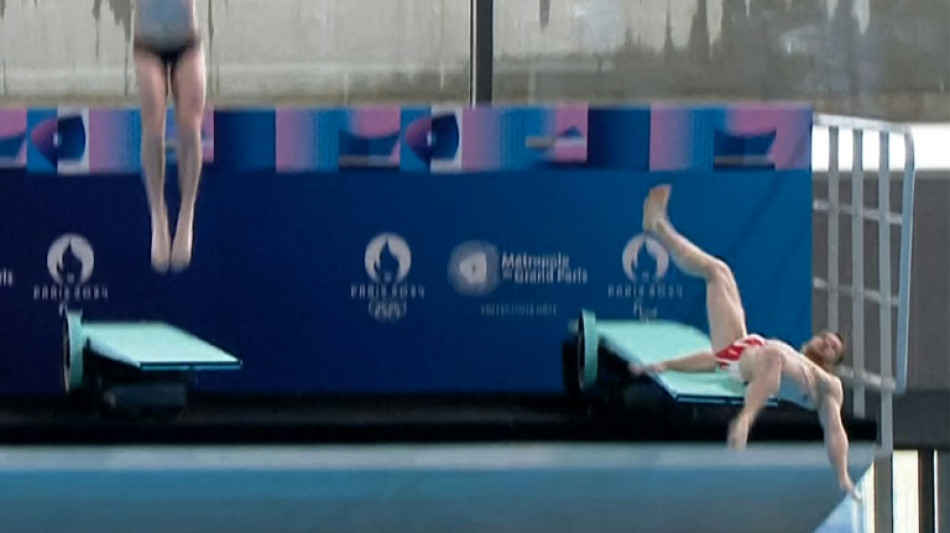 Queda espetacular do mergulhador franc&ecirc;s diante de Macron viraliza nas redes sociais