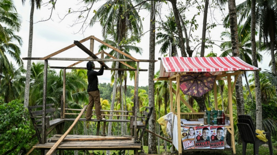 Philippines: des habitants nettoient les débris des deux séismes