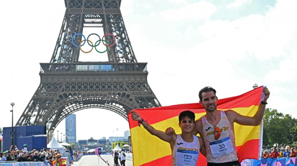 Mar&iacute;a P&eacute;rez y &Aacute;lvaro Mart&iacute;n coronan a la marcha espa&ntilde;ola en la Torre Eiffel