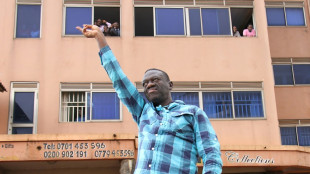 Opositor hist&oacute;rico de Uganda comparece a tribunal militar