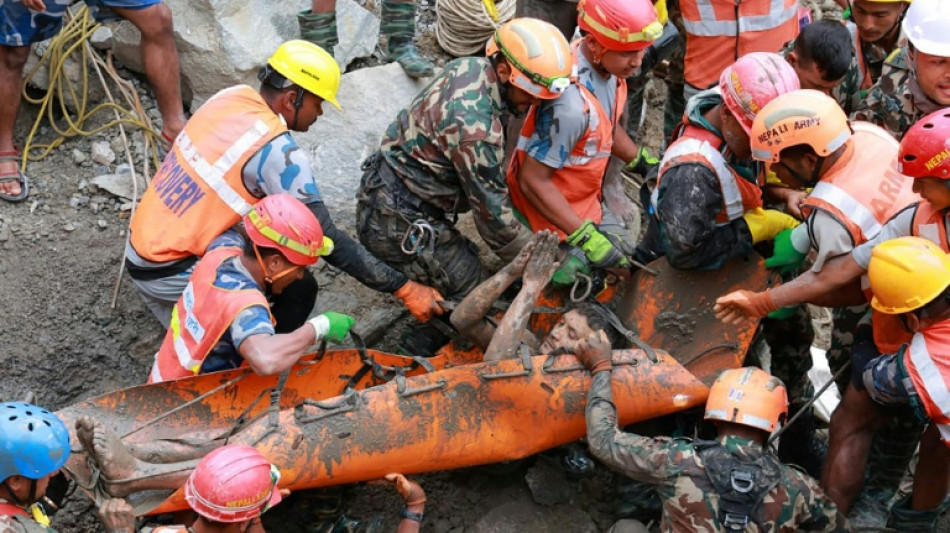 Dois trabalhadores resgatados em t&uacute;nel do Nepal nove dias ap&oacute;s a avalanche