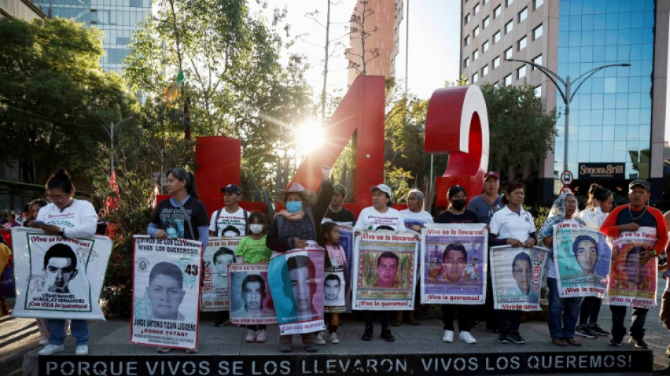 Manifestantes de Ayotzinapa derrumban la puerta del palacio presidencial en M&eacute;xico
