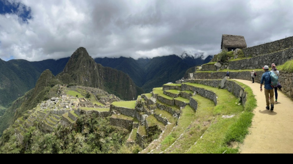 Governo resgata 1.400 turistas retidos em Machu Picchu por protestos