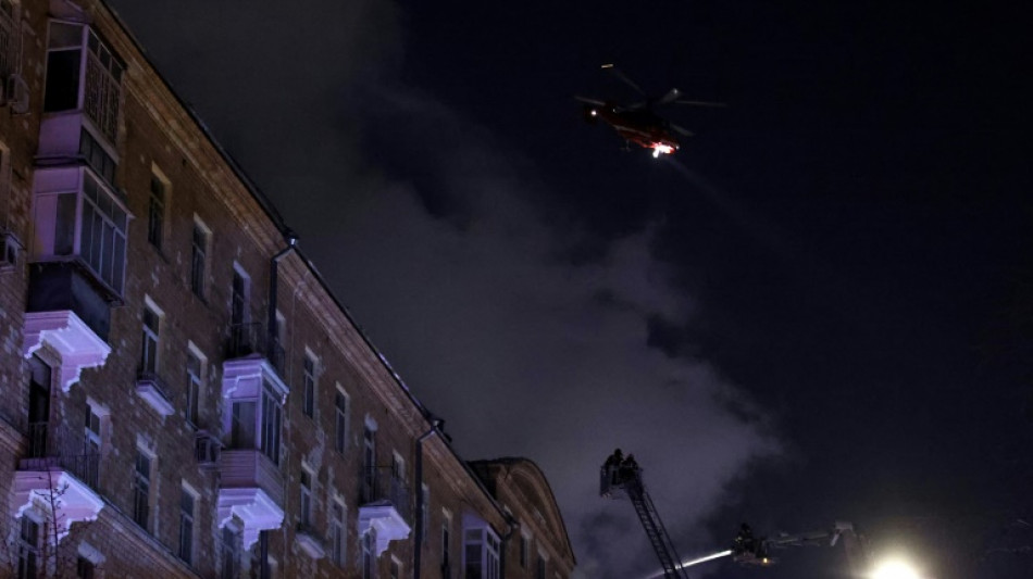 Unos 400 evacuados por un enorme incendio en un edificio residencial de Mosc&uacute;