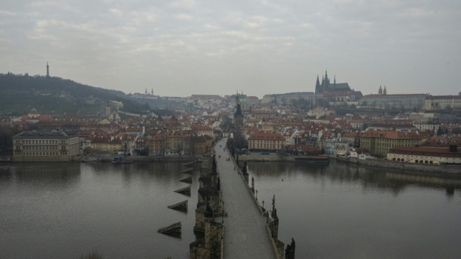 Praga pro&iacute;be turismo em bares e tenta atrair visitantes mais 'cultos'