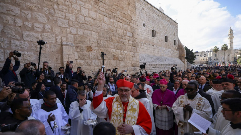 Hunderte Gl&auml;ubige feiern an Geburtskirche in Bethlehem Weihnachten