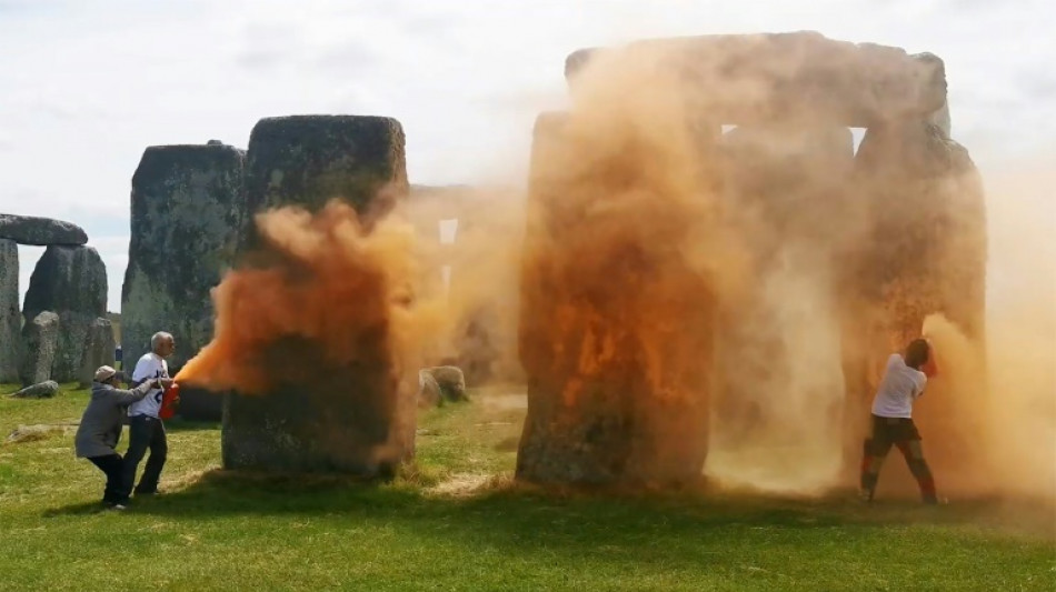 Dos ecologistas detenidos tras rociar con pintura el sitio prehist&oacute;rico brit&aacute;nico de Stonehenge