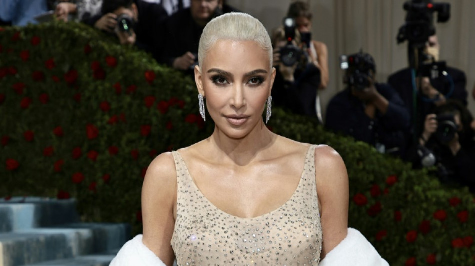 Kim Kardashian acusada de da&ntilde;ar el vestido de Marilyn Monroe en la Met Gala