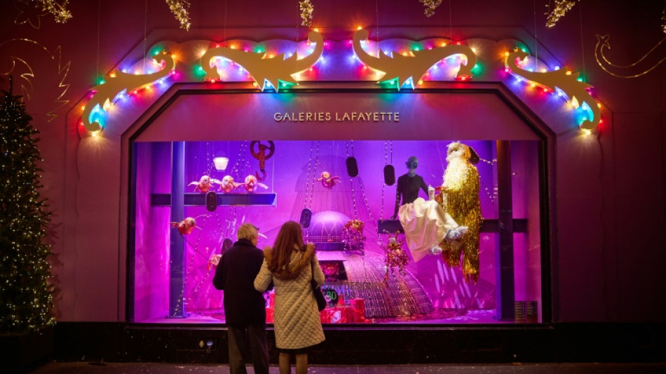 Les touristes de retour &agrave; Paris pour les f&ecirc;tes de fin d&rsquo;ann&eacute;e 
