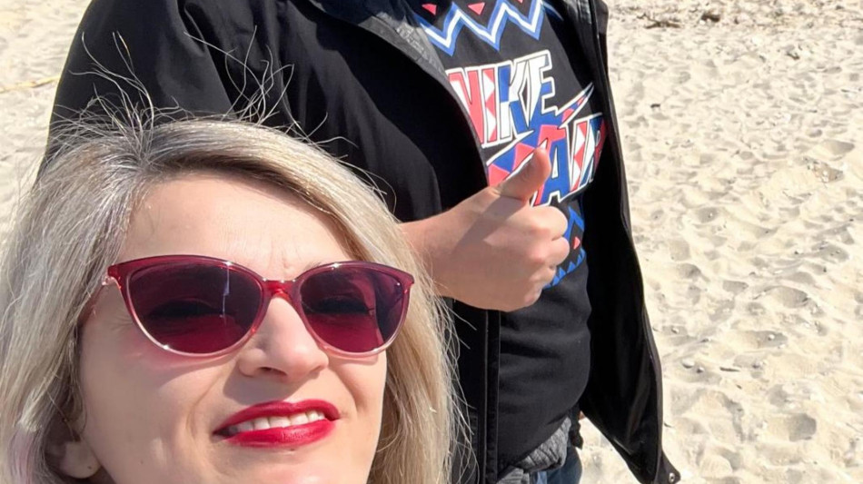 La salv&ograve; dal terremoto, 16 anni dopo le fa da testimone di nozze