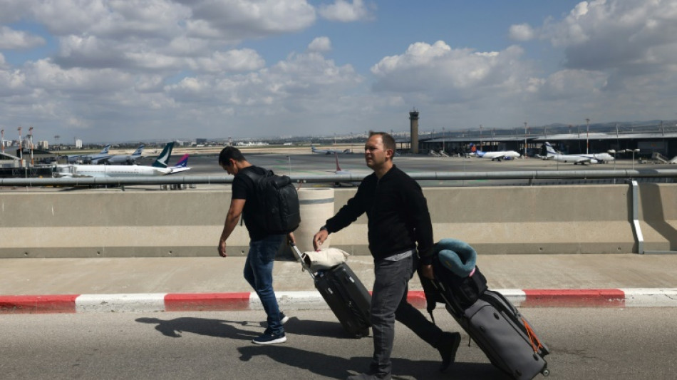 Hamas-Angriff auf Israel: Fluggesellschaften streichen Dutzende Fl&uuml;ge nach Tel Aviv