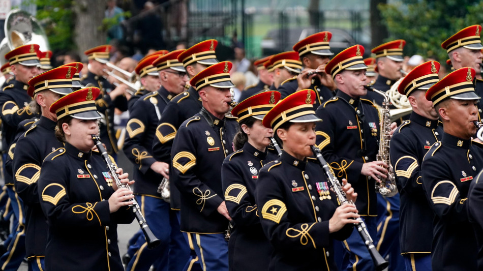 Trump ringrazia l'esercito, tensioni alle proteste