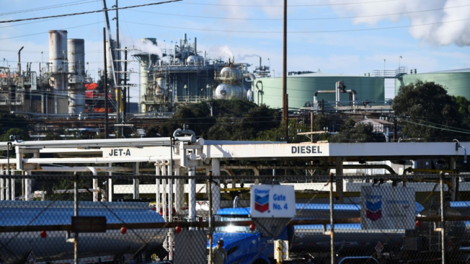 Les b&eacute;n&eacute;fices d'ExxonMobil et Chevron rogn&eacute;s par le raffinage et les cours du gaz