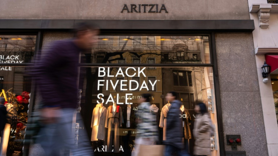 Aux Etats-Unis, les consommateurs &agrave; la chasse aux bonnes affaires lors du "Black Friday"