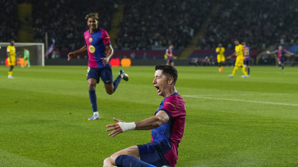 Champions: show del Barcellona, Psg avanti con Kvara