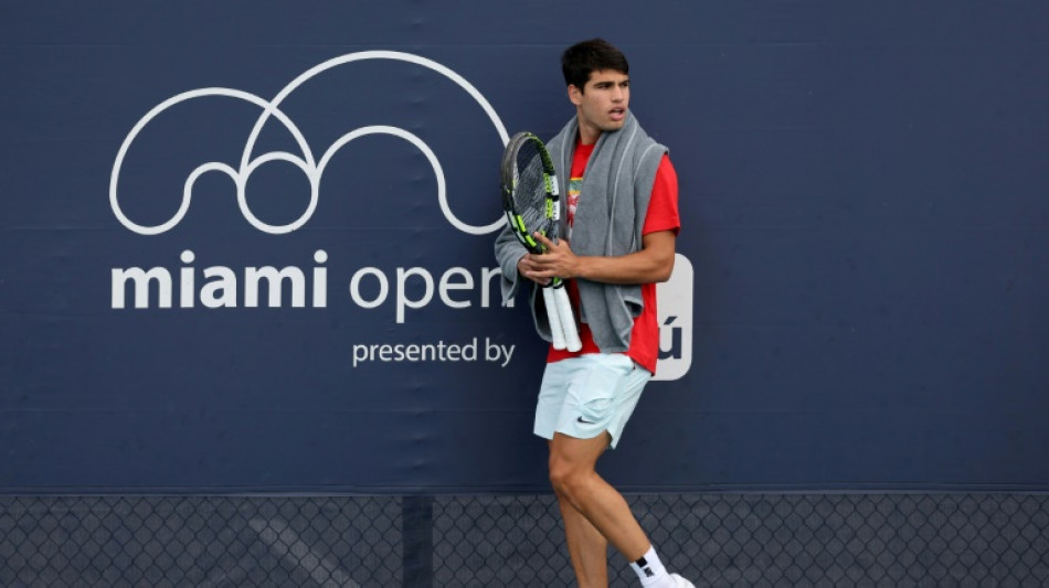 Defending champion Alcaraz cruises into Miami third round