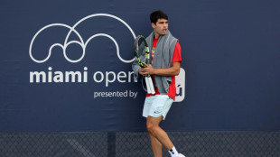 Defending champion Alcaraz cruises into Miami third round