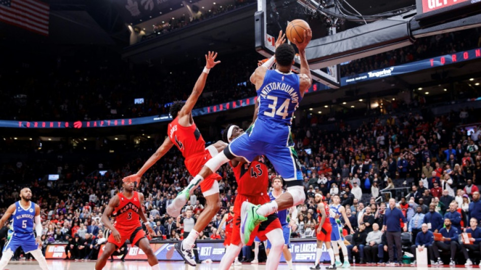 NBA: fin de s&eacute;rie pour les Nets, Antetokounmpo se d&eacute;multiplie encore