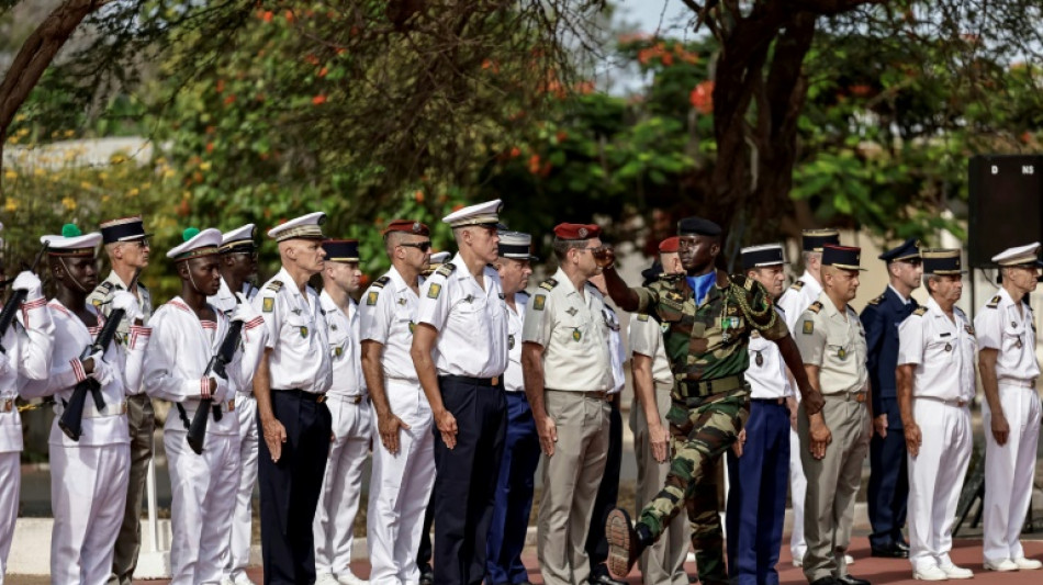 Ex&eacute;rcito franc&ecirc;s sai de Senegal e conclui retirada da &Aacute;frica Ocidental e Central