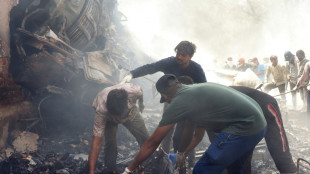 Nach Flugzeugabsturz in Indien offenbar alle Insassen und auch Menschen am Boden tot