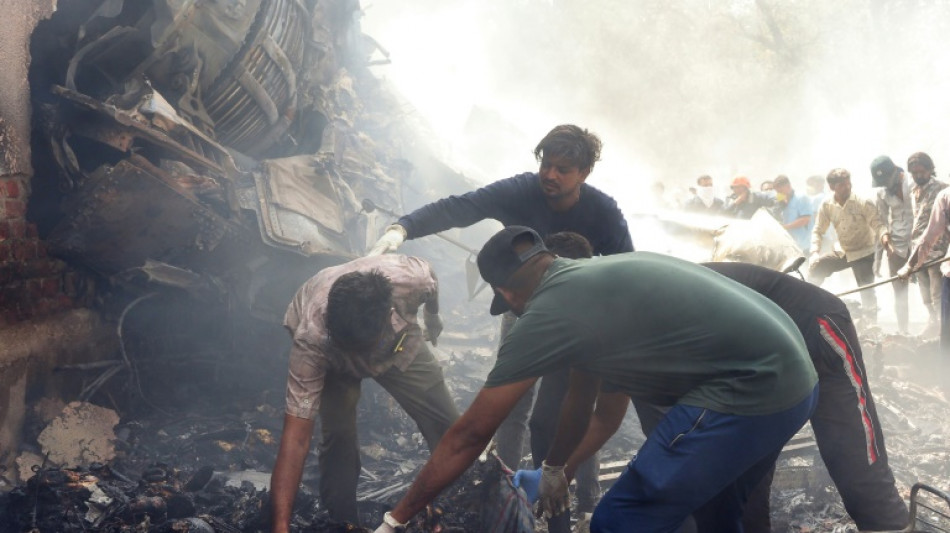 Un avi&oacute;n con 242 personas a bordo se estrella en India y encuentran a un superviviente