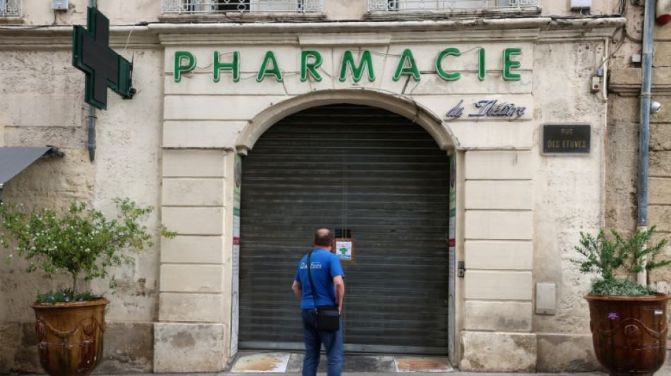 Gr&egrave;ve massive des pharmacies en France, des milliers de manifestants dans la rue
