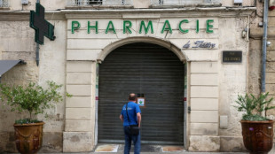 Gr&egrave;ve massive des pharmacies en France, des milliers de manifestants dans la rue