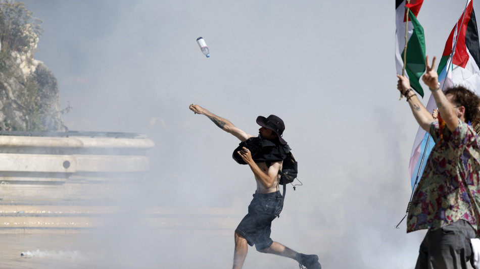 Bloquons Tout, scontri a Parigi, in fiamme un ristorante