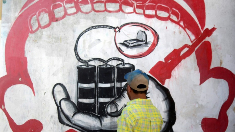 Un artista callejero plasma en los muros la cr&oacute;nica de la guerra en Yemen