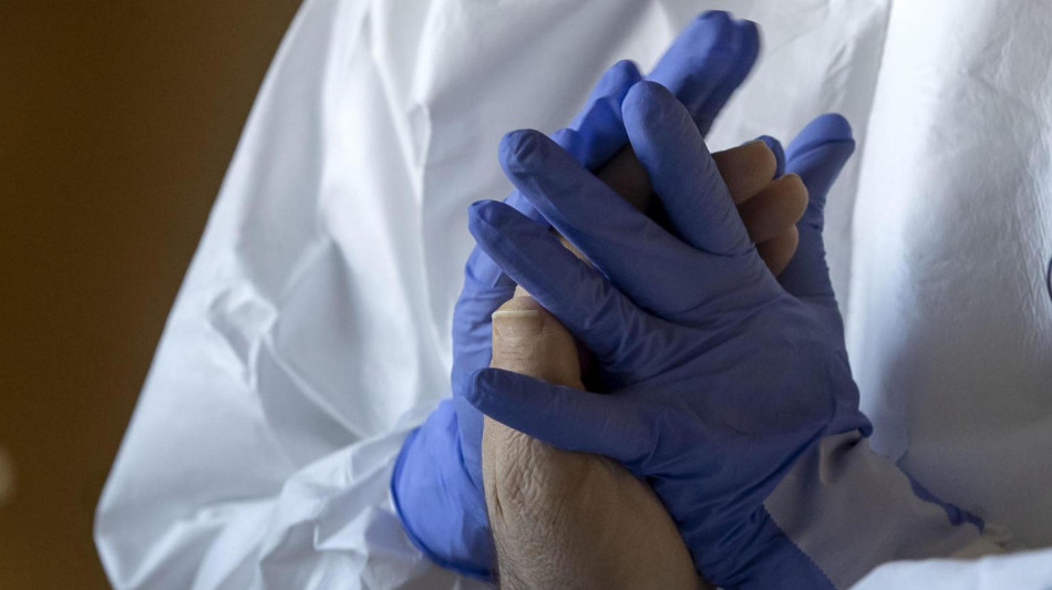 Covid, in over 90 pi&ugrave; decessi ma meno ricoveri in rianimazione