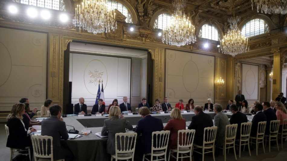 Damien Abad r&eacute;siste aux accusations, le nouveau gouvernement prend ses marques