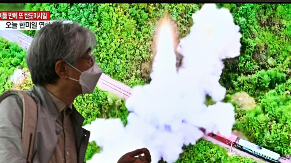 La Cor&eacute;e du Nord tire deux missiles et fait voler 12 avions de combat en formation