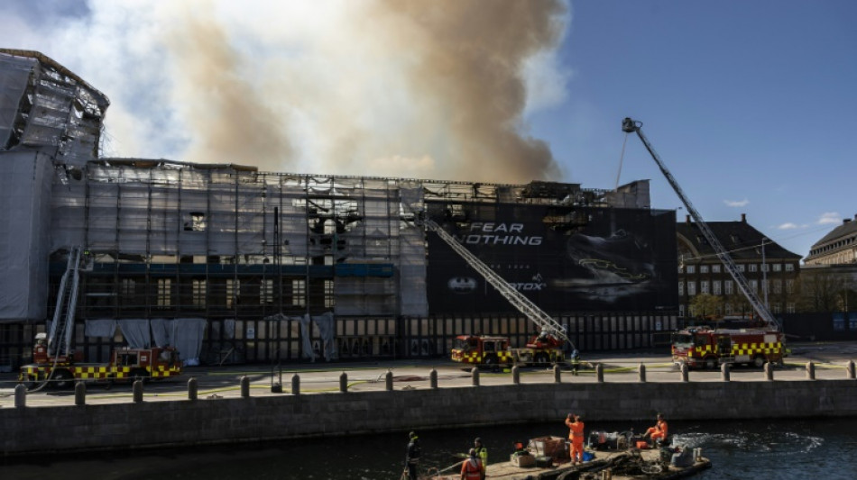 Espectacular incendio del edificio hist&oacute;rico de la Bolsa de Copenhague "bajo control"