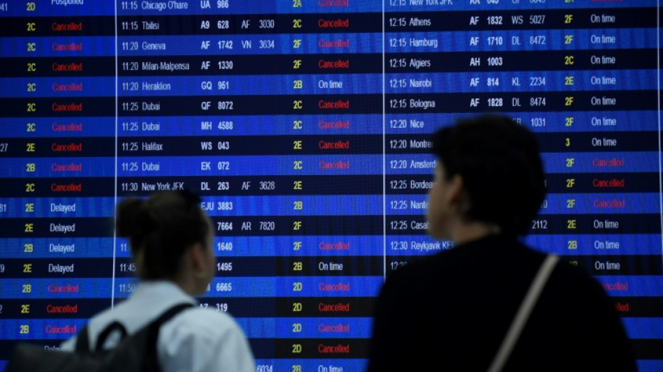 Gr&egrave;ve des aiguilleurs du ciel fran&ccedil;ais: plus de 2.400 vols annul&eacute;s en Europe vendredi dernier