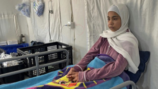 Una menor de Gaza sale de los escombros tras bombardeo israel&iacute; que mat&oacute; su familia